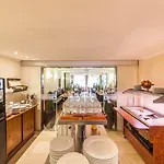 Flora Aparthotel 4*