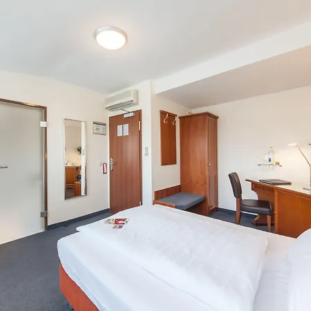Flora Aparthotel 4*